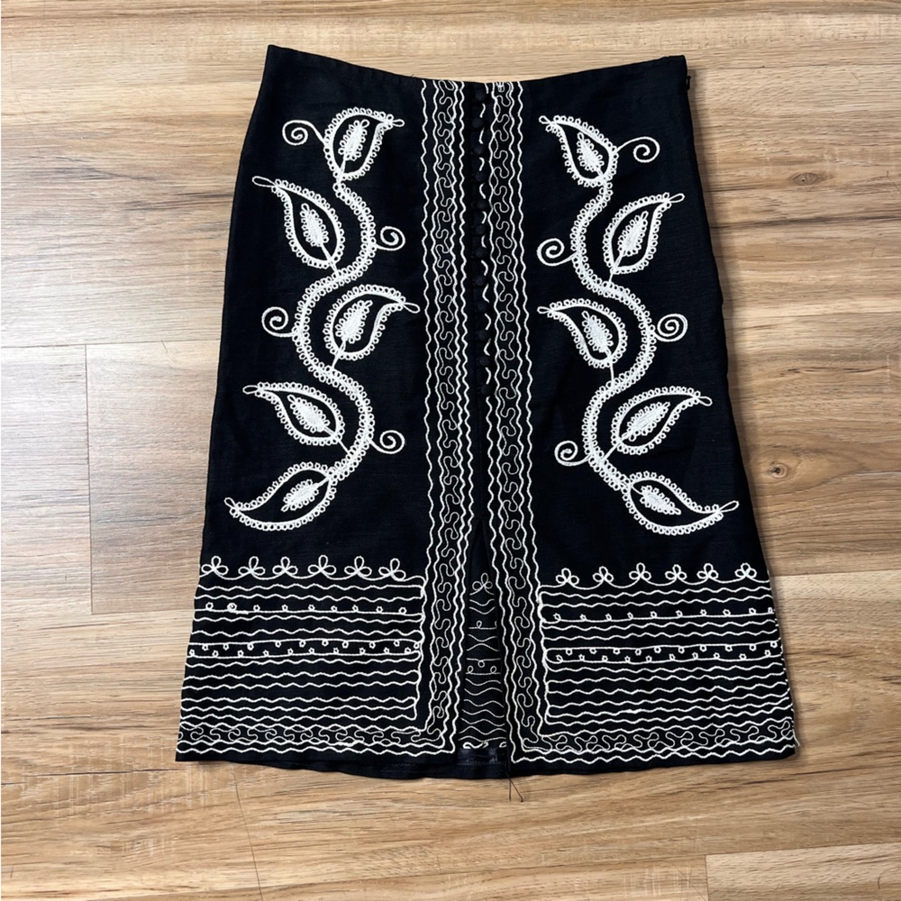 BCBGMaxAzria Black and White Embroidered Pencil Skirt Size 0